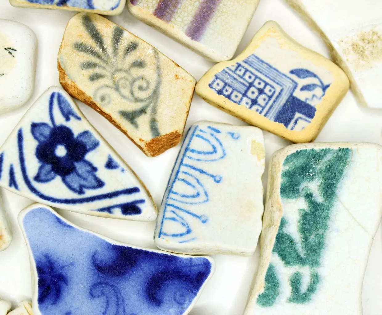 Fragmentos de cerámica esmaltada en azul y blanco