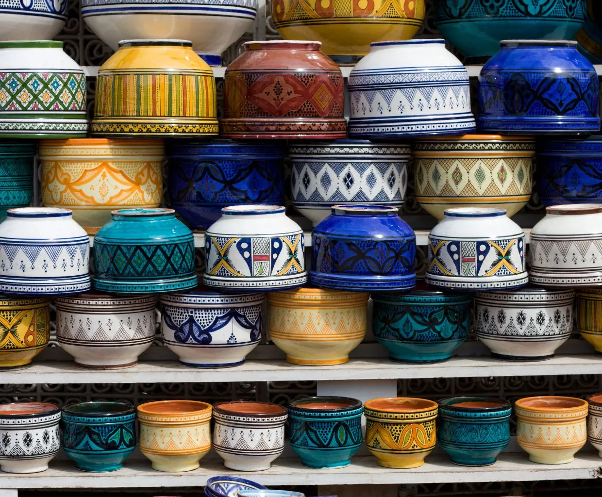 Cuencos de cerámica de colores en una estantería