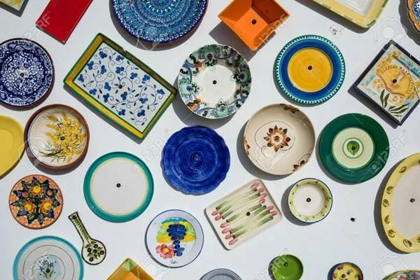 Platos de cerámica portuguesa de colores vistos desde arriba
