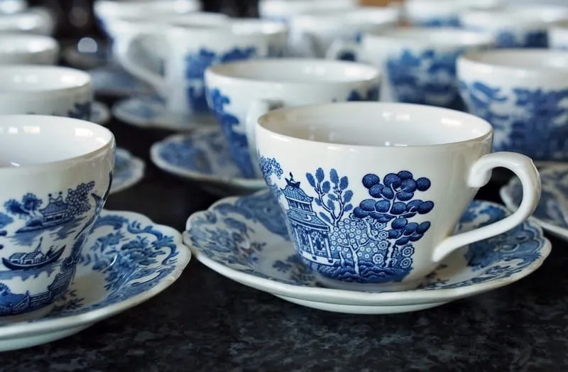 Tazas y platos de cerámica azul y blanca