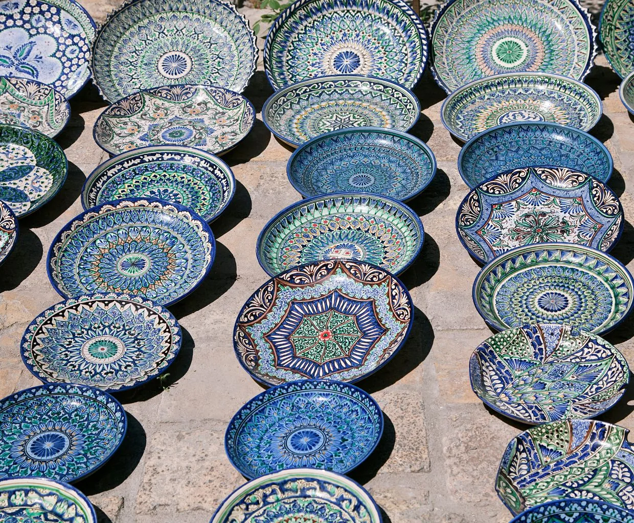 Platos de cerámica azul y blanca decorados con la técnica de cuerda seca
