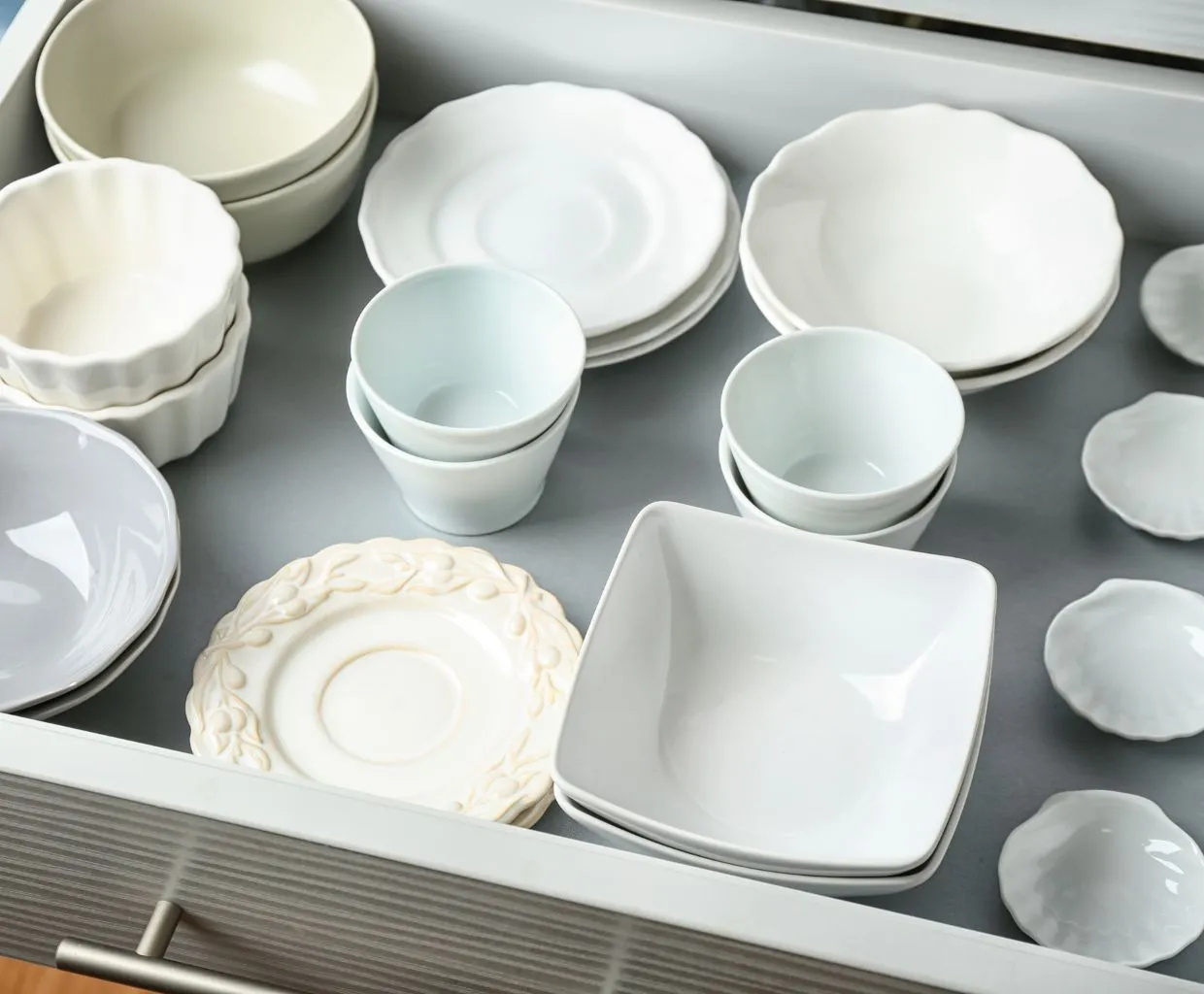 Vajilla blanca de loza y porcelana apilada