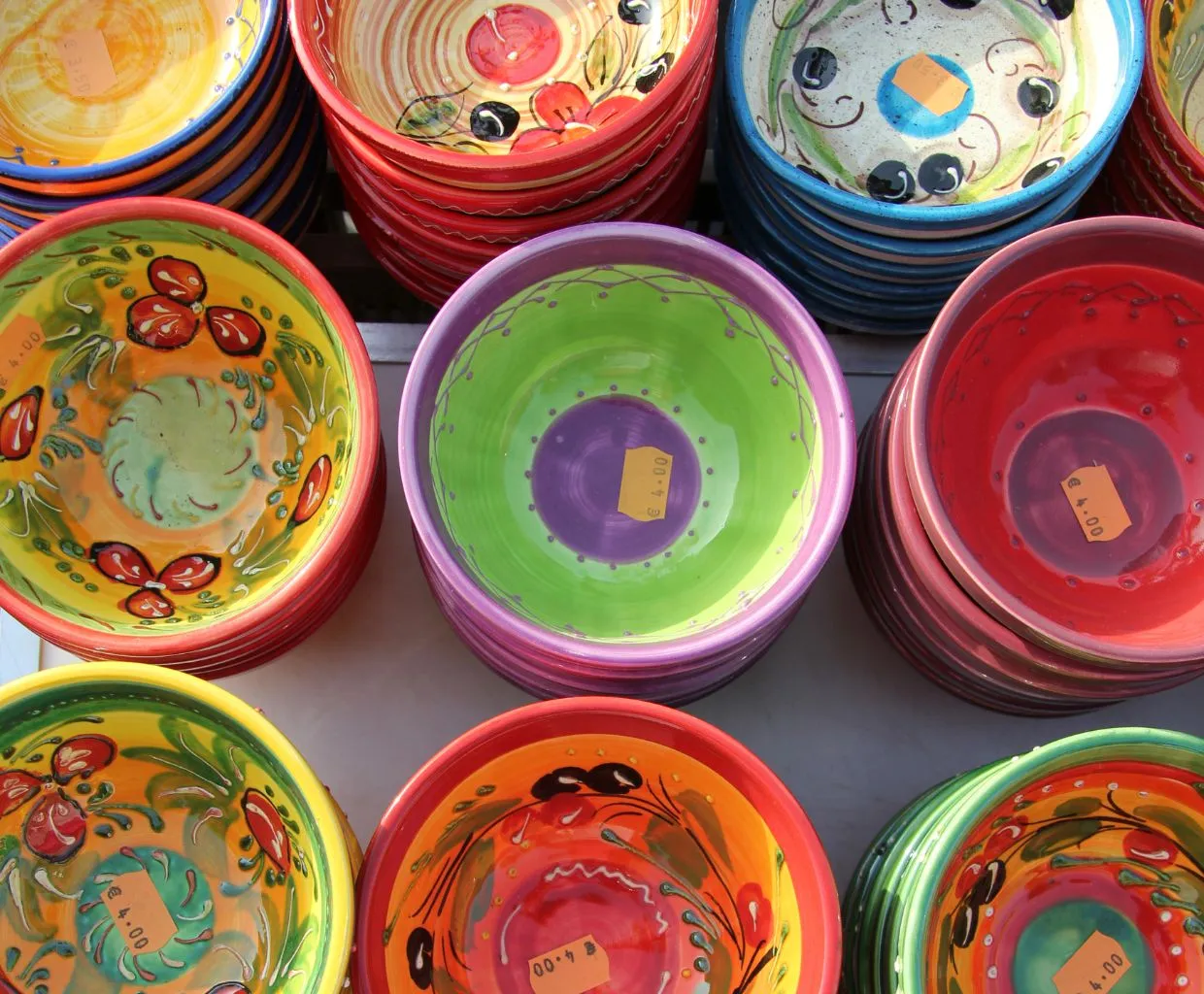 Cuencos de cerámica esmaltados en colores vivos