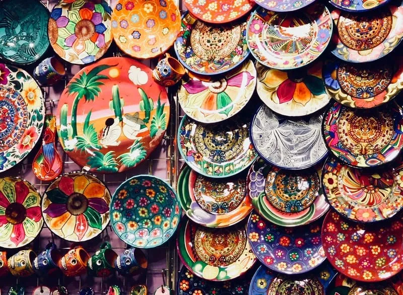 Platos de cerámica decorados de colores sobre una mesa