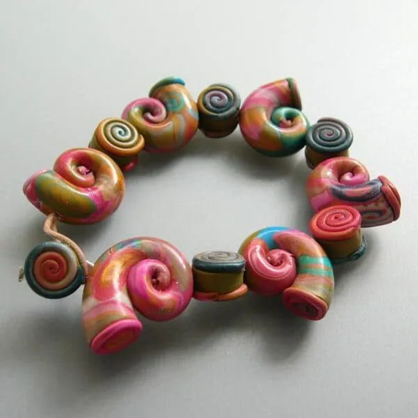 Pulsera de cuentas de arcilla polimérica con motivos en espiral