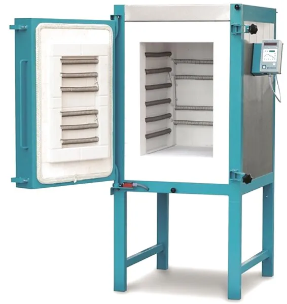 Horno eléctrico de cerámica con la puerta abierta