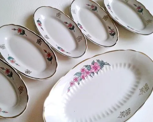 Platos de loza con decoración floral sobre una mesa