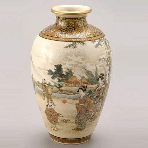 Jarrón de cerámica japonesa decorado con motivos dorados