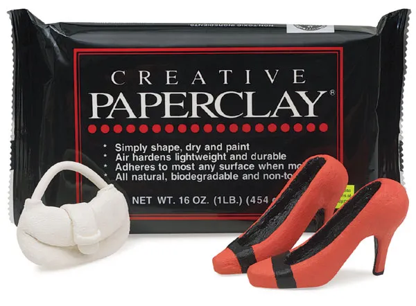 Paquete de paper clay junto a figuras modeladas