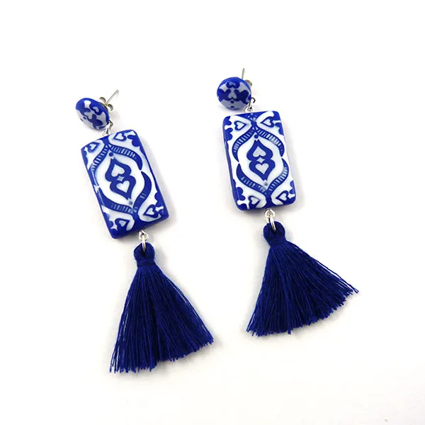 Pendientes de arcilla polimérica azules con borlas