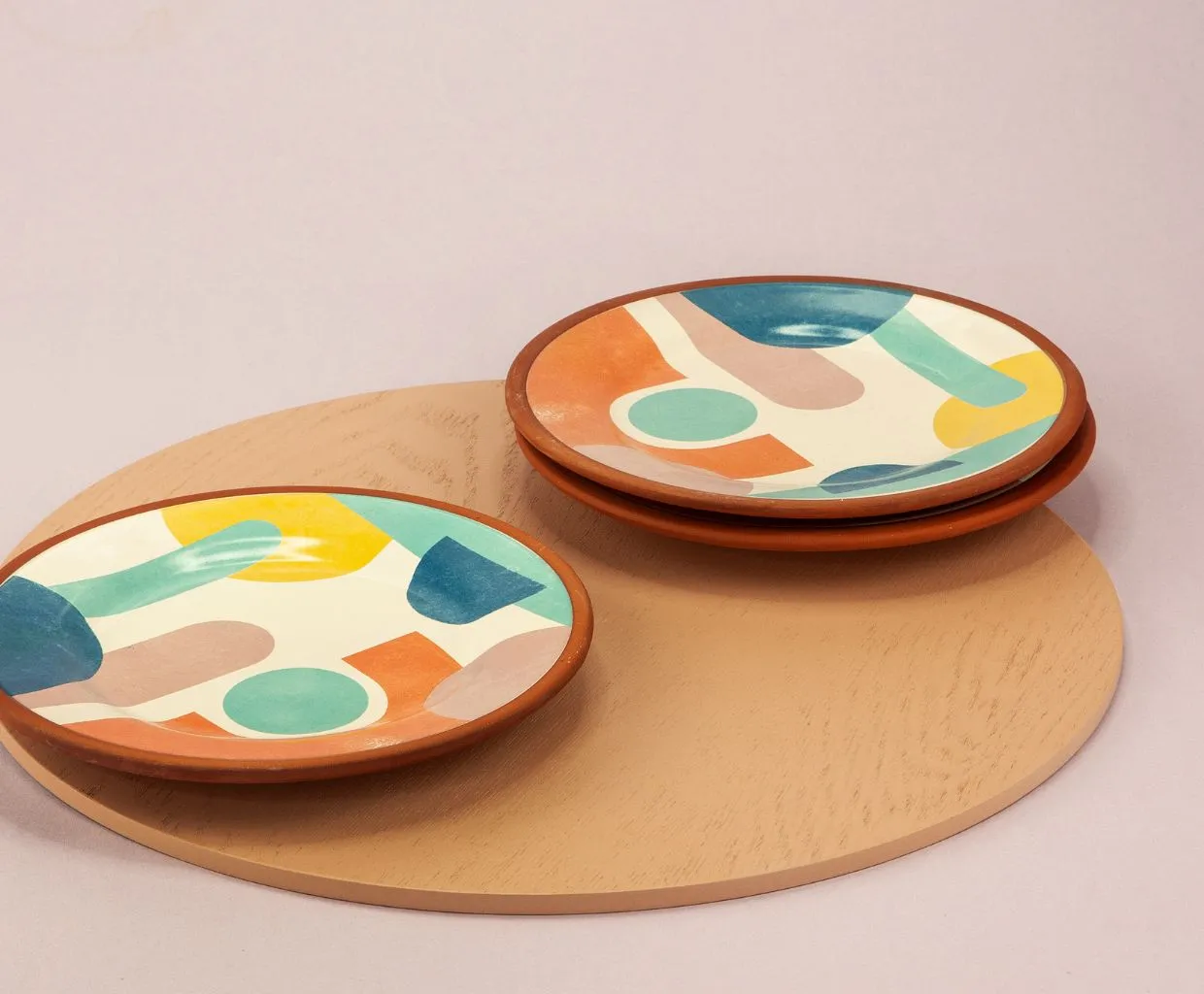 Platos de cerámica con diseños de colores sobre una base de corcho