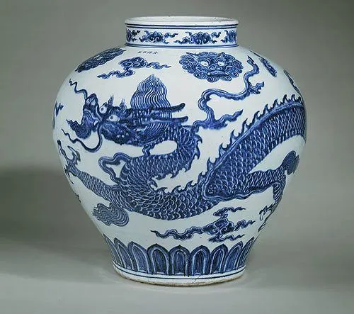 Jarrón de porcelana china azul y blanco con un dragón