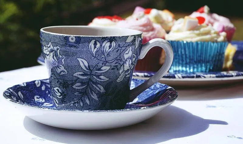 Taza y plato de porcelana blanca y azul