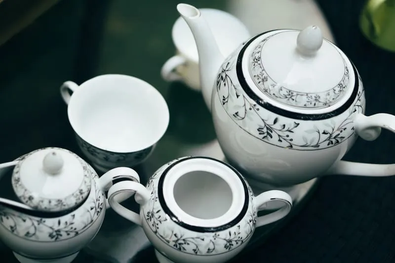 Juego de té de loza blanca con decoración azul