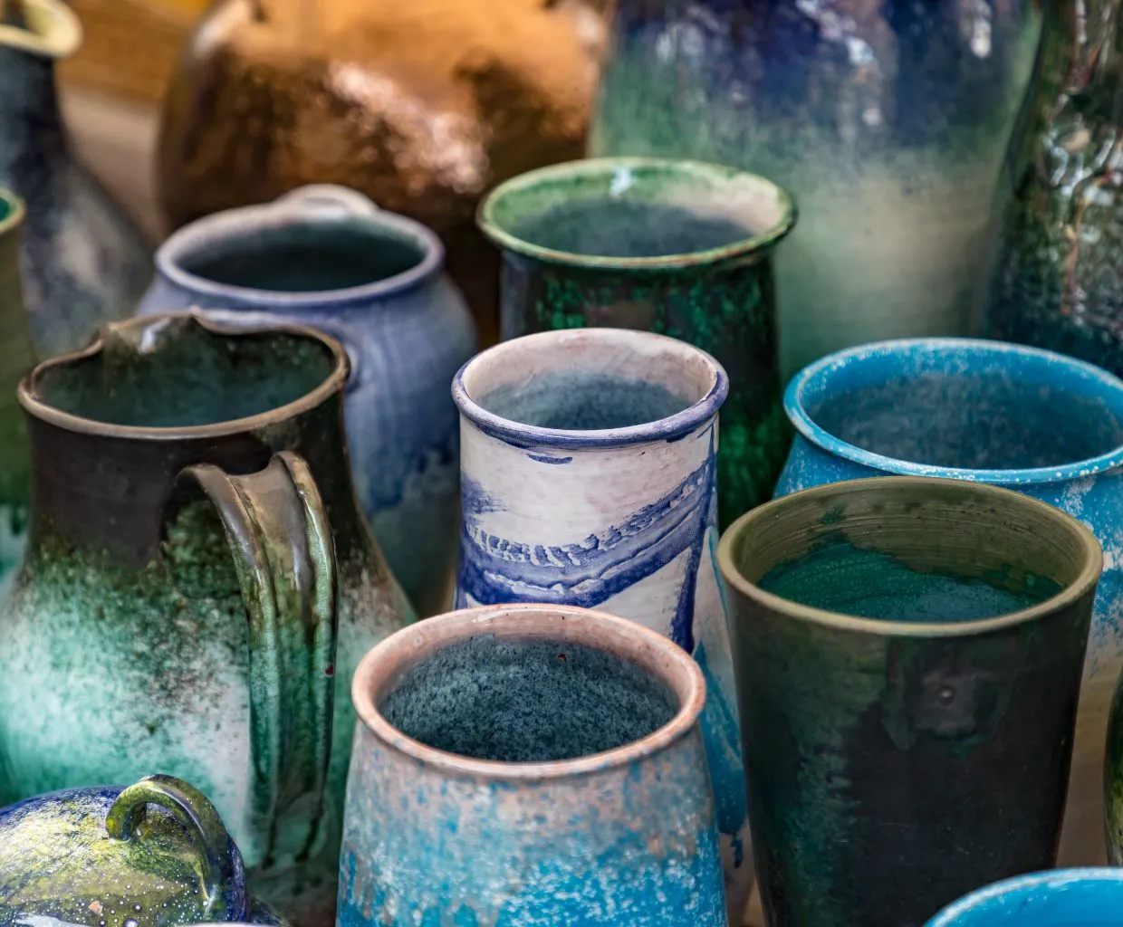 Vasijas de cerámica esmaltada en tonos azules y verdes