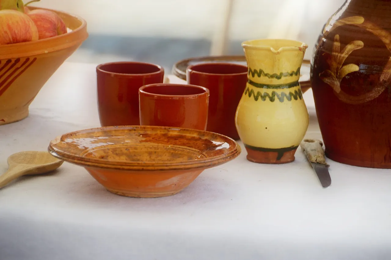 Cuenco de barro esmaltado en amarillo sobre una mesa