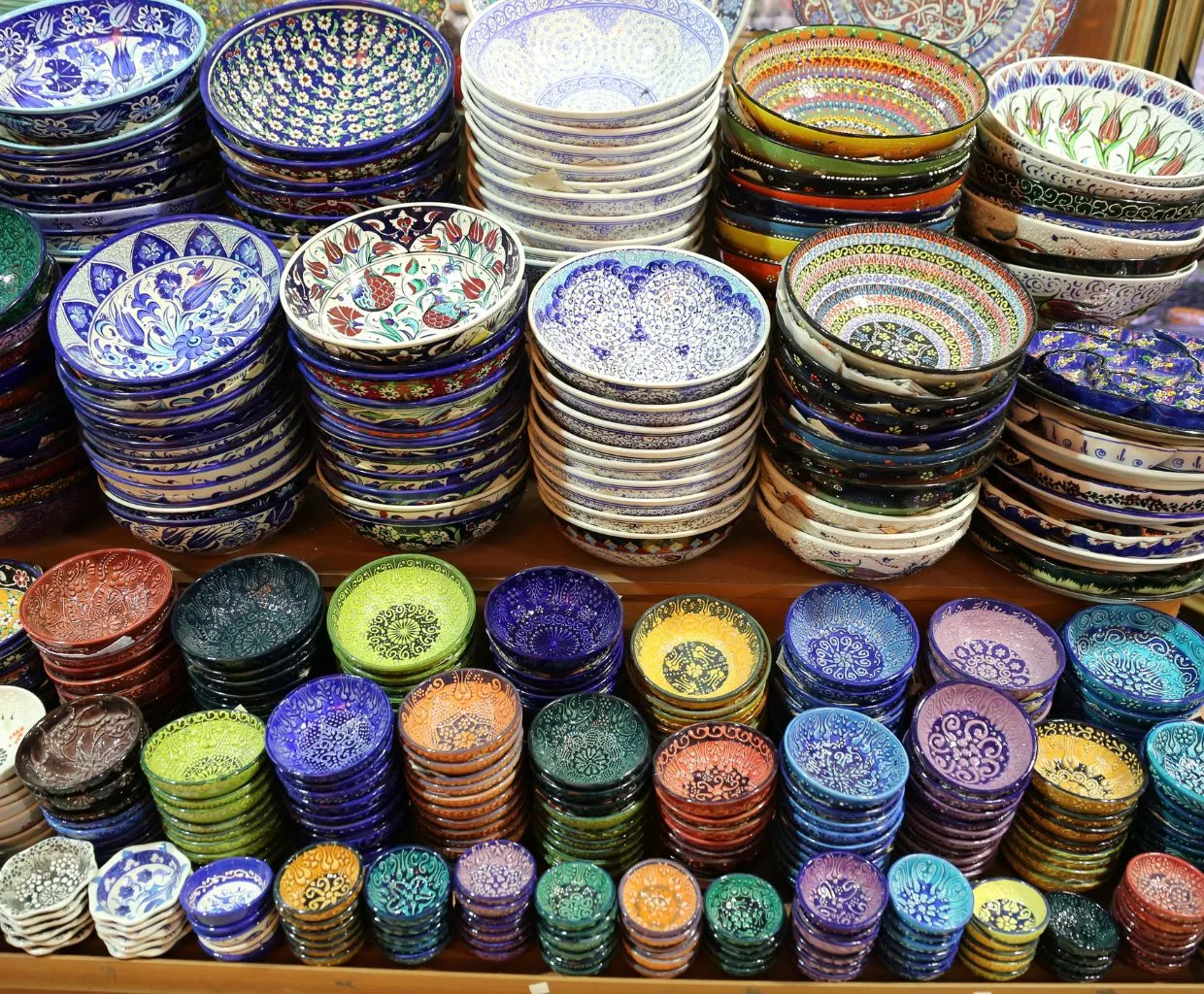 Cuencos de cerámica esmaltada pintados a mano en colores vivos