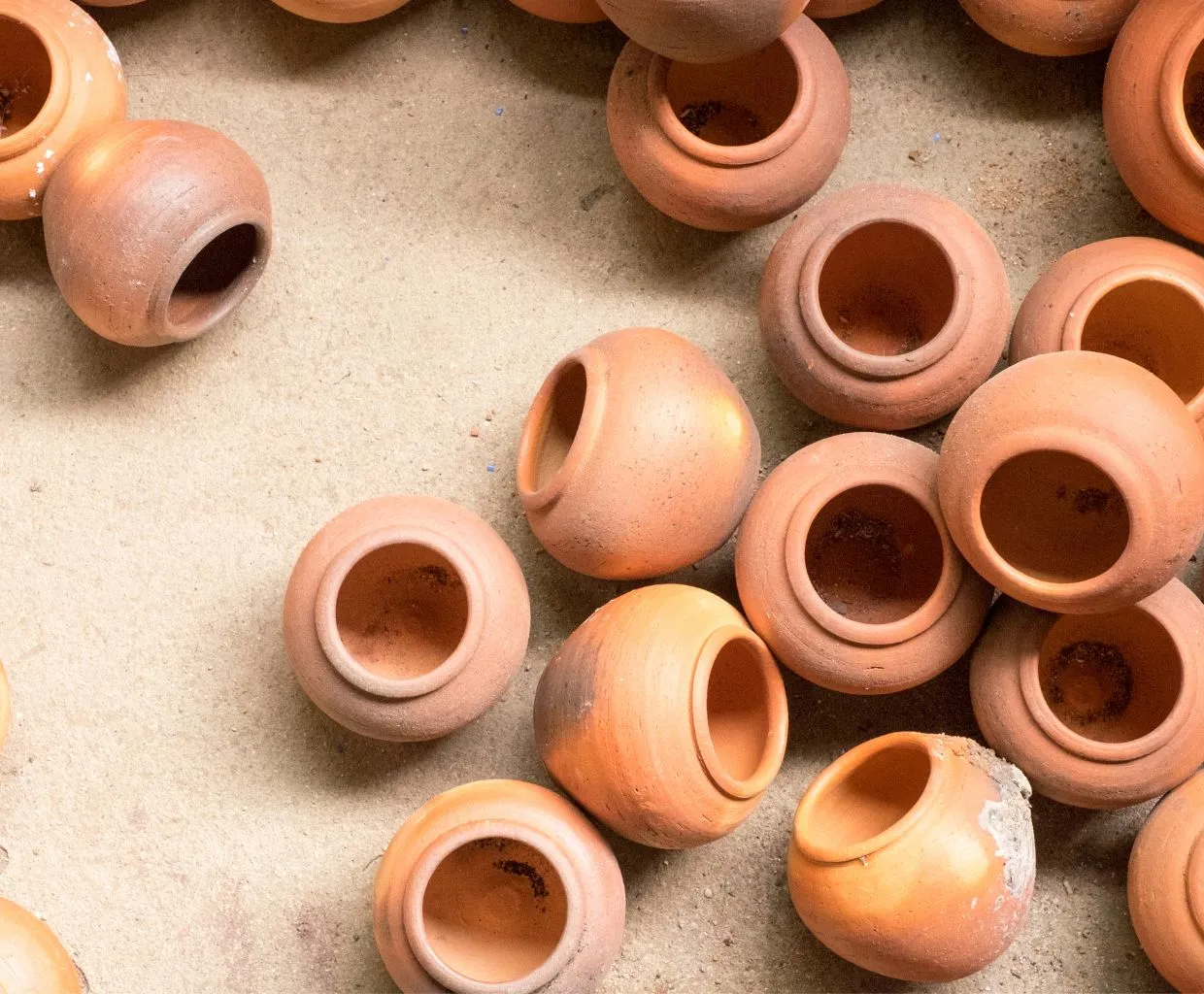 Tinajas de barro pequeñas de color terracota agrupadas