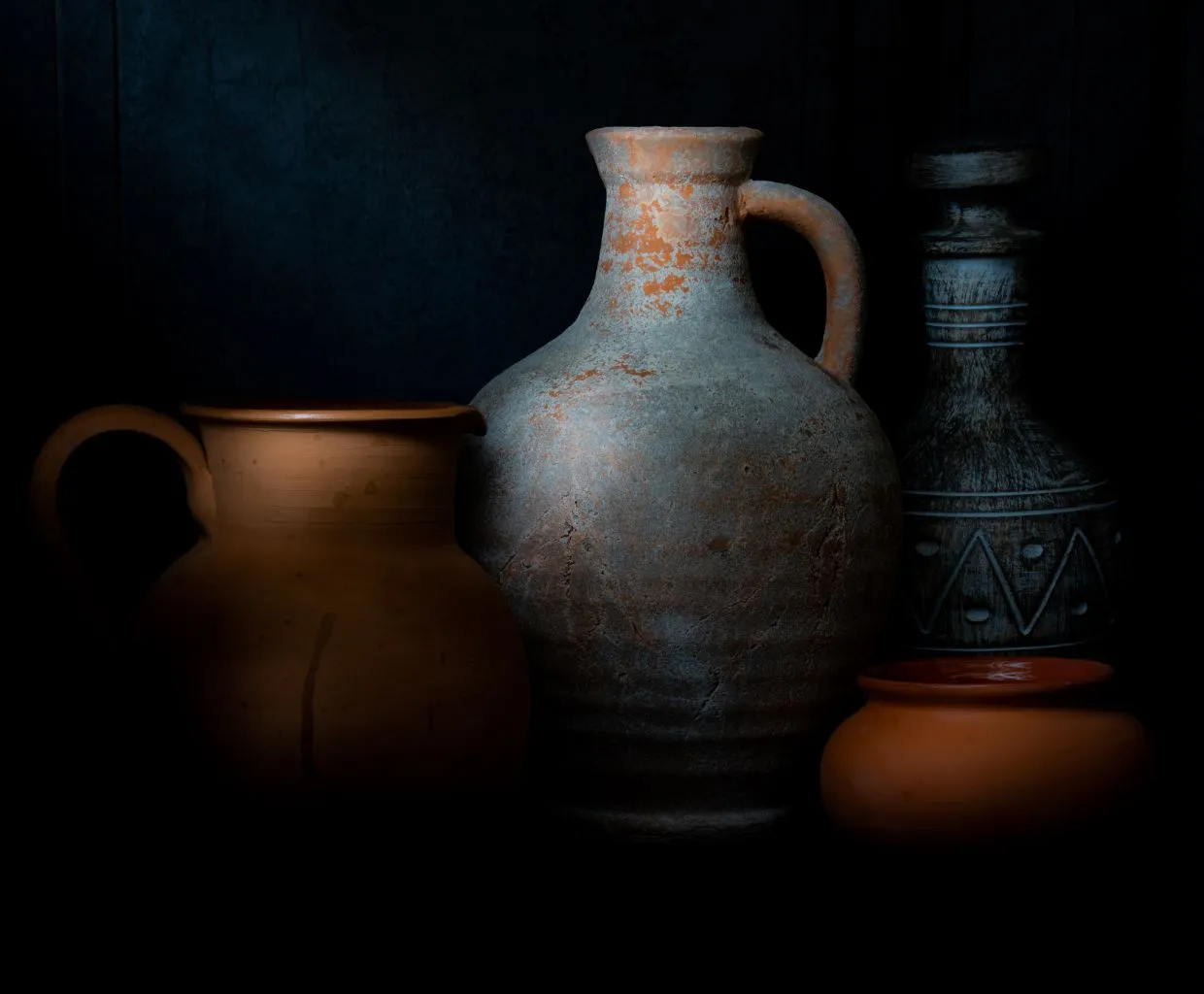 Vasijas de cerámica artesanal de tonos oscuros
